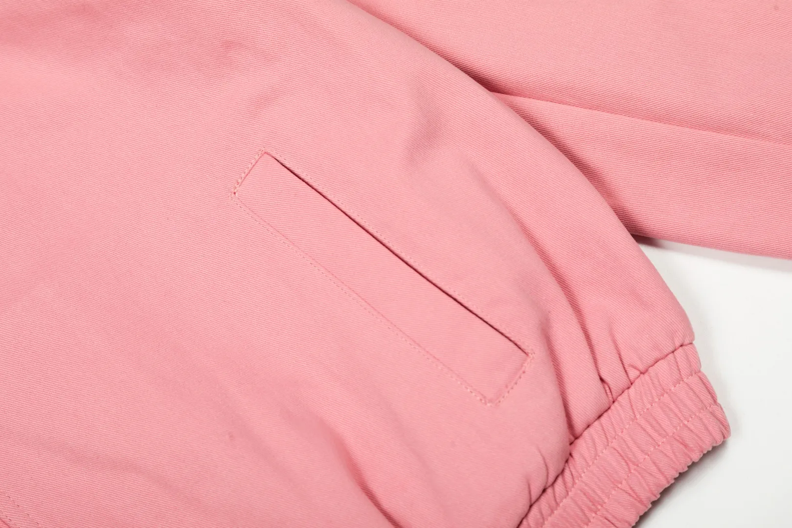 P300 top quality" Style number: 8101# (not off the shelves all year round) [Ralph Lauren/Ralph Lauren old cadre pony embroidered armband POLO jacket] ✅Ralph Lauren Ralph Lauren classic basic American retro old cadre goddess style jacket ✅Pure cotton high-gram heavy wash, soft, comfortable and tangible, upright and textured ✅Customized Vintage bronze double-open zipper head to restore the same quality as the cabinet version ✅This style: White/khaki color. There are waist patterns inside the threads of the collar and cuffs. Please note~ ✅Retro versatile jacket. The upper body is very flattering. Versatile model YYDS~ ✅Versatile for daily wear and work wear. ✅The upper body is simple and easy to wear. A must-have for goddess ootd. Good-looking clothes are never too picky. A must-have in the goddess' wardrobe. Size: S-XL. Color: White, yellow, red, navy, khaki, pink, light blue, olive green.